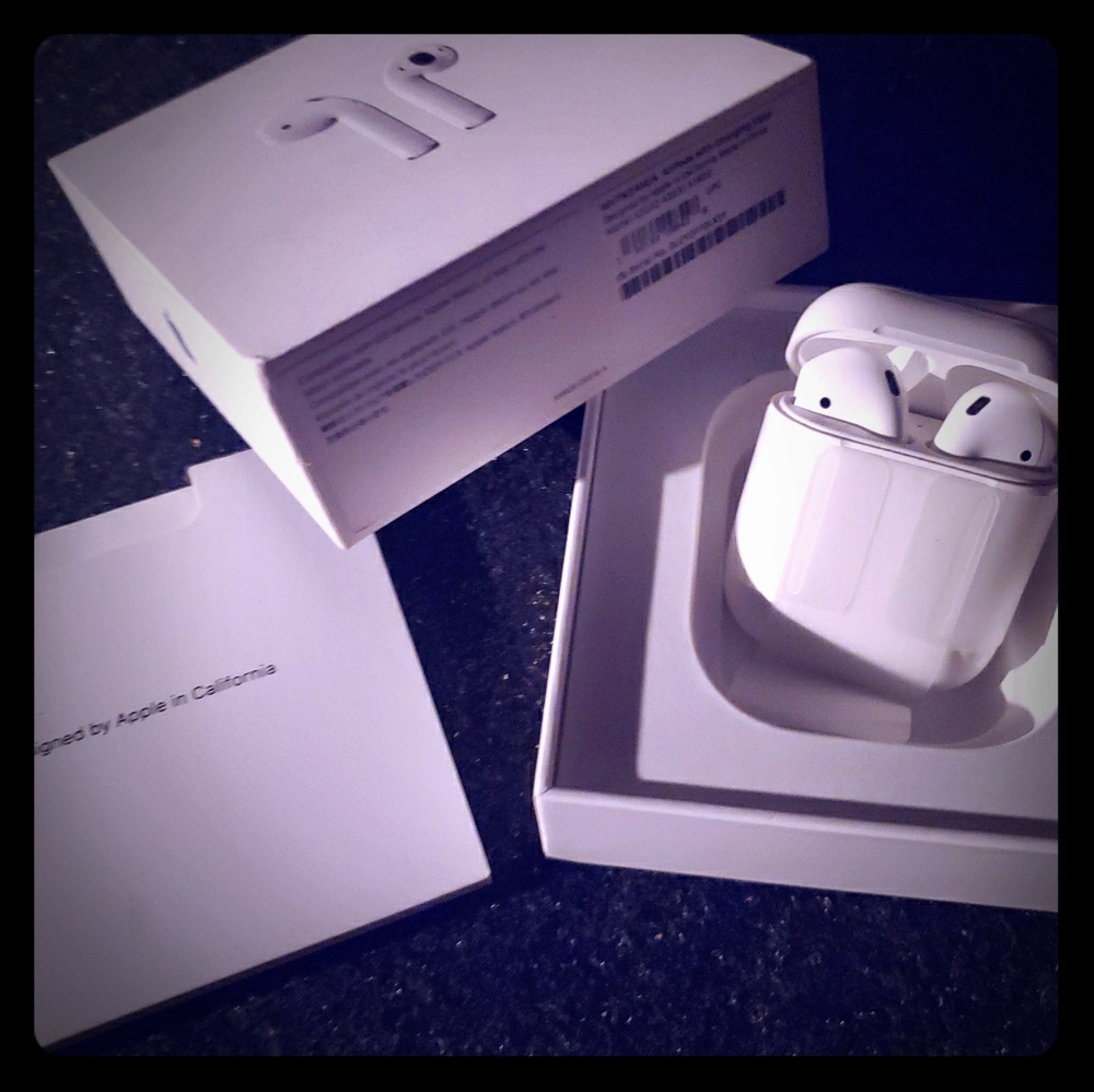 2nd Gen Apple Air Pods Work Fine Excellent cond.